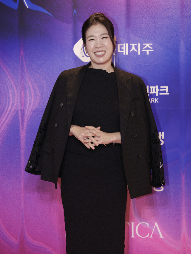 2026 부일영화상이 7일 부산 해운대구 시그니엘 부산 그랜드볼룸에서 열렸다. 염혜란 배우가 포토월에서 포즈를 취하고 있다. 이원준 기자 lwj@