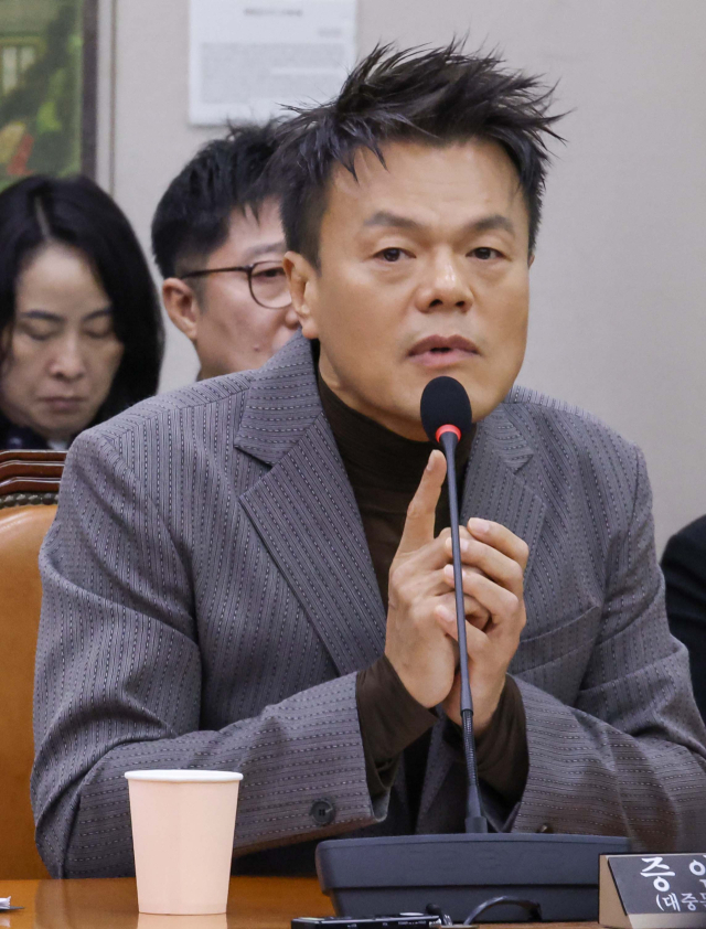 7일 국회 문화체육관광위원회에서 열린 문화체육관광부에 대한 국정감사에서 증인으로 출석한 박진영 대중문화교류위원회 공동위원장이 글로벌 축제 '패노메논' 기획 배경을 밝히고 있다. 연합뉴스