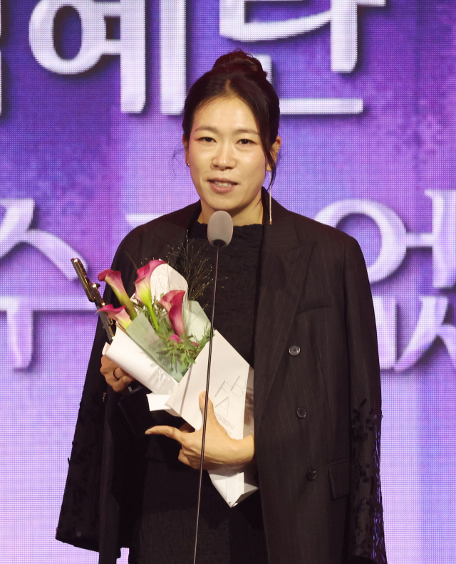 2026 부일영화상에서 여우조연상을 수상한 배우 염혜란이 수상소감을 말하고 있다. 정종회 기자 jjh@