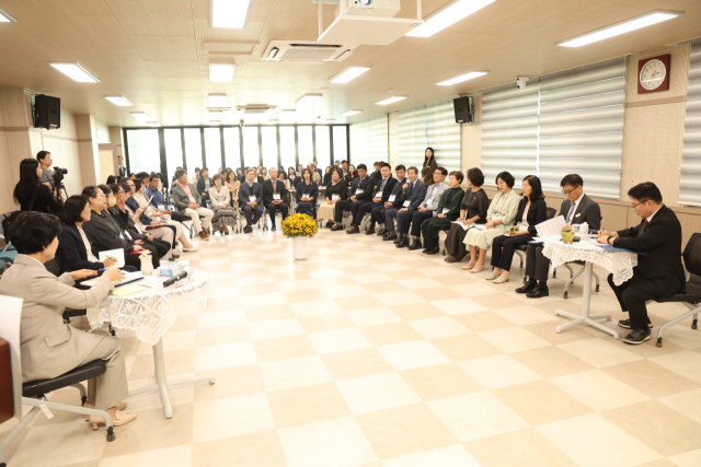 권순기 경남교육감이 8일 의령교육지원청에서 핵심 의제인 공동학교 운영을 주제로 논의하고 있다. 경남교육청 제공