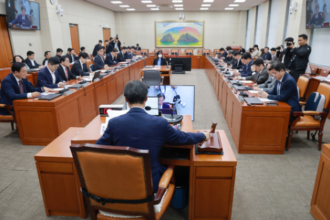지난 1일 국회 정무위원회 전체회의에서 위원장인 더불어민주당 유동수 의원이 2026년도 국정감사 증인 등 출석요구의 건을 상정하고 있다. 연합뉴스