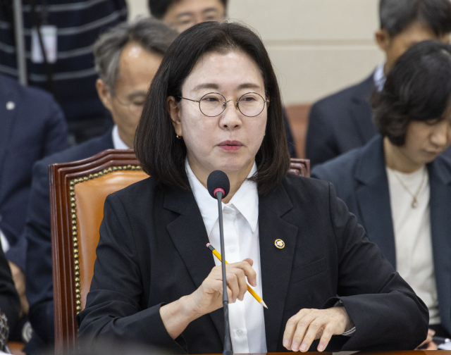 이미선 기상청장이 8일 국회 기후에너지환경노동위원회에서 열린 기상청과 유관기관 국정감사에서 의원 질의에 답하고 있다. 연합뉴스