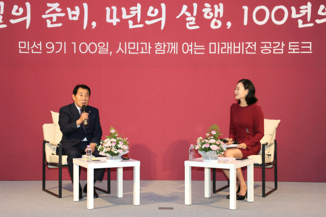 나동연 양산시장이 8일 ‘공감 토크’에서 참석자들의 질의에 응답하고 있다. 양산시 제공
