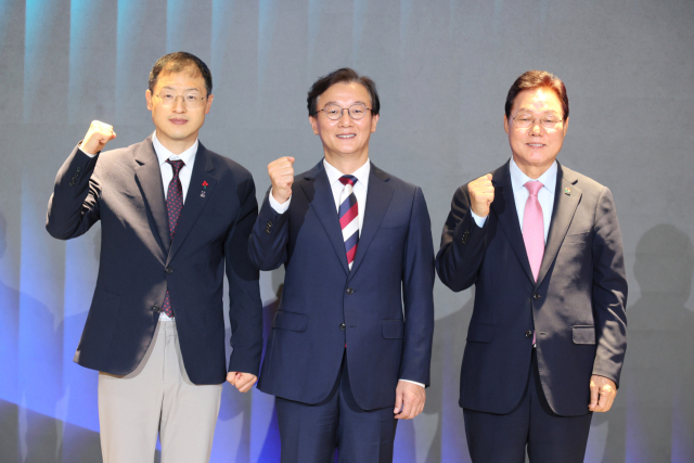 부산, 울산, 경남 시도지사가 지난달 8일 오후 부산 해운대구 웨스틴조선 호텔에서 열린 민선 9기 첫 정책협의회에서 파이팅을 외치고 있다. 왼쪽부터 김상욱 울산시장, 전재수 부산시장, 박완수 경남도지사. 연합뉴스