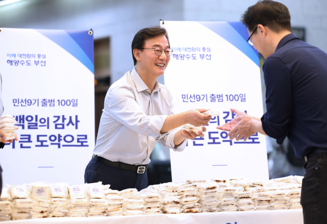 전재수 부산시장이 8일 부산시청에서 민선 9기 출범 100일을 맞아 출근길 직원들에게 떡을 나눠주며 감사 인사를 전하고 있다. 부산시 제공