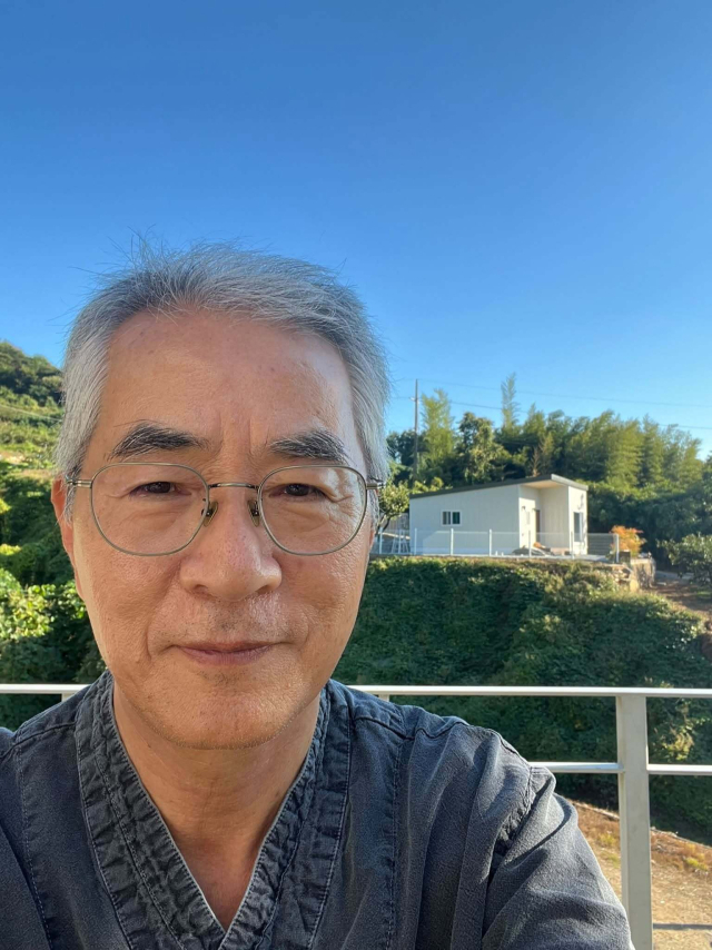 박종훈 전 경남교육감이 지난 8일 소셜미디어에 게시한 사진. 어깨 너머로 직접 마련한 ‘아주작은도서관 옹달샘’이 보인다. 박종훈 전 경남교육감 소셜미디어 캡처
