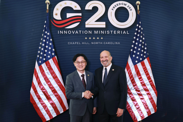 지난 9월 미국 노스캐롤라이나에서 열린 G20 혁신장관회의에서 김정관 산업통상부 장관(왼쪽)이 하워드 러트닉 미국 상무부 장관과 기념촬영 하고 있다. 연합뉴스