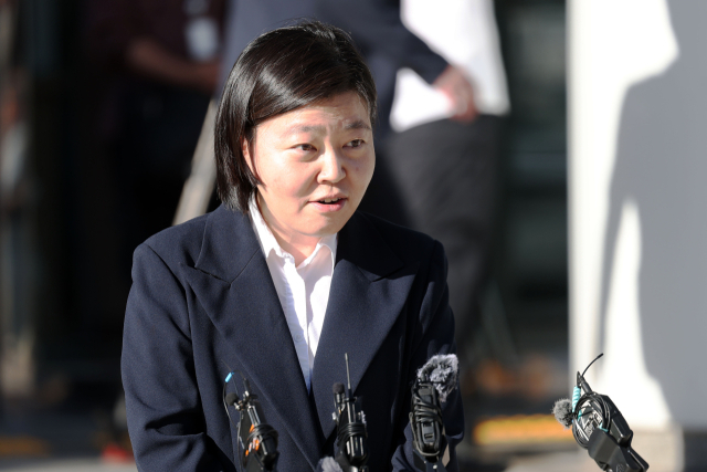 임은정 광주지방중대범죄수사청장이 지난 6일 오전 전남광주 북구 중흥동 광주중수청 앞에서 출근길 취재진의 질문에 답변하고 있다. 연합뉴스