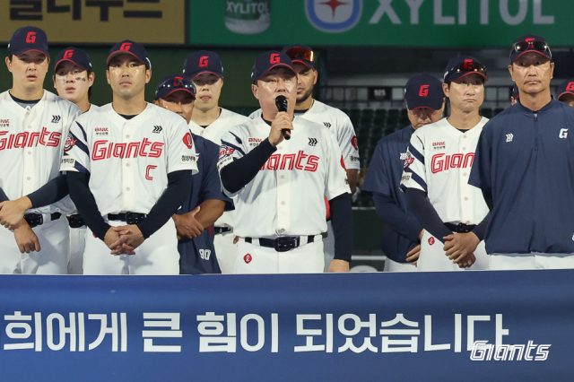 11일 KIA전에서 롯데 빅터 레이예스가 시즌 207안타를 치고 출루하고 있다(위). 지난 10일 사직야구장에서 시즌 마지막 홈 경기를 마친 롯데 김태형 감독과 선수단이 관중들에게 인사를 하고 있다. 롯데 자이언츠 제공