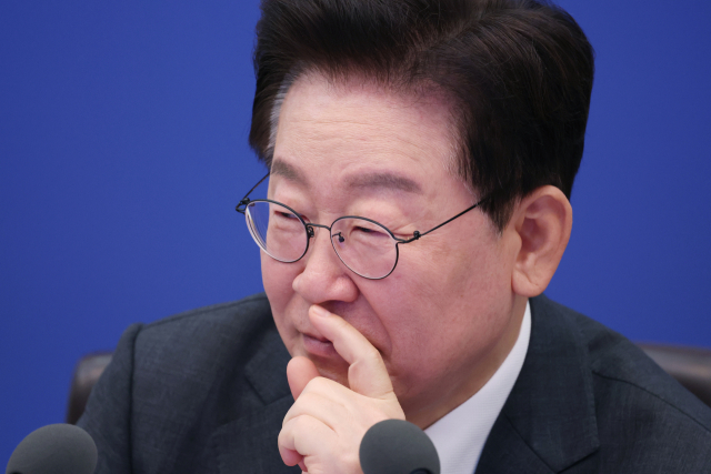 이재명 대통령이 지난 6일 청와대에서 열린 국무회의에서 참석자 발언을 듣고 있다. 연합뉴스