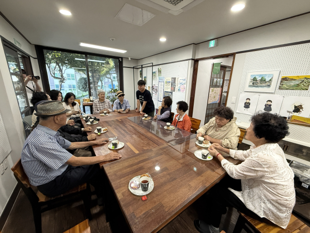 지난 6일 오후 부산중구문화원에서 열린 오프닝에 참석한 ‘아미동 사진가’ 어르신들이 부산문화재단 관계자의 이야기를 듣고 있다. 이날 오프닝 행사에는 어르신 여섯 분과 지도강사와 보조강사, 부산문화재단 관계자 등이 참석했다. 강성규 사진가 제공강성규 사진가 제공