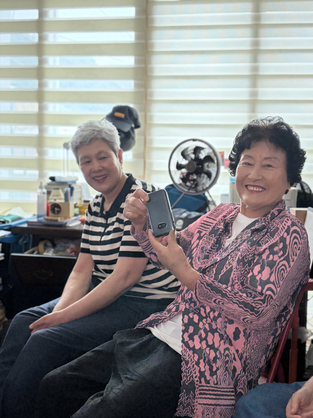 “폴더폰으로도 사진 잘만 찍혀요!” 수업 중 자신의 폴더폰을 들어 보이며 자랑하는 어르신. 김은영 기자