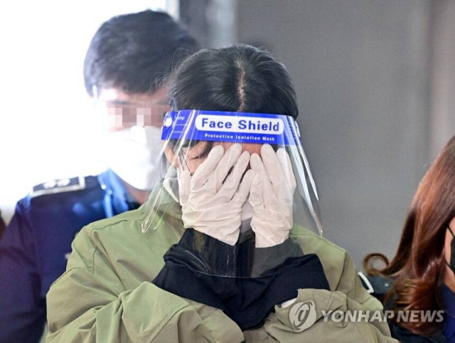 2022년 4월 19일 이은해가 구속 전 피의자 심문(영장실질심사)을 받기 위해 인천지방법원으로 들어서는 모습. 연합뉴스