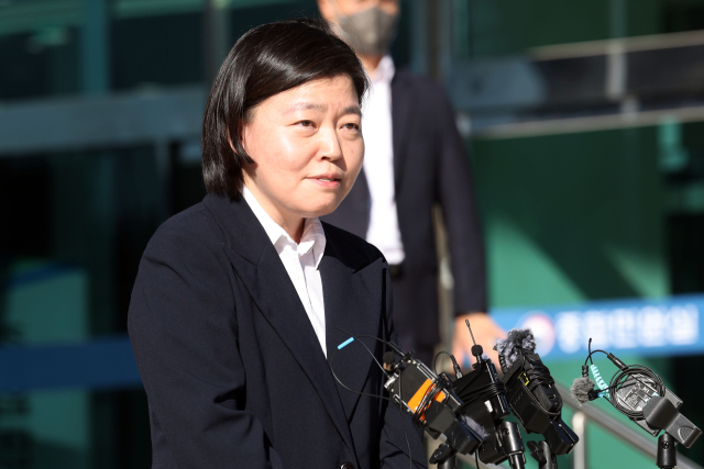 임은정 광주지방중대범죄수사청장이 6일 오전 전남광주 북구 중흥동 광주중수청 앞에서 출근길 약식 문답을 하며 취재진의 질문에 답하고 있다. 연합뉴스