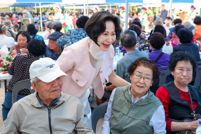 롯데삼동복지재단 장혜선 이사장이 지난 11일 울산 울주군에 있는 언양중학교에서 열린 신격호 롯데 효도잔치 전달식에서 어르신들과 소통하고 있다. 롯데삼동복지재단