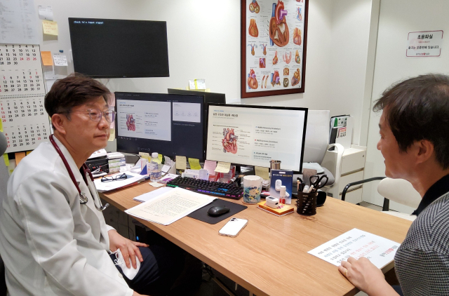 부산 동아심혈다하는내과 김무현 대표원장은 “동맥경화가 시작됐다는 이야기를 듣는다면 본인이 가진 위험요인을 점검하고 생활습관을 개선해야 한다”며 “경동맥 검사를 심혈관 검진의 기본항목으로 간주하고, 40대 이후에서는 2~3년에 한 번씩 체크해 보길 권유한다”고 조언했다. 김 원장은 동아대학교병원 순환기내과 교수를 역임했다. 동아심혈다하는내과 제공