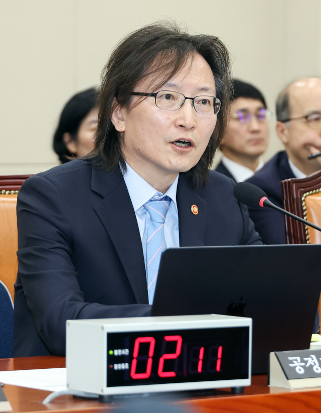 주병기 공정거래위원장이 12일 국회에서 열린 정무위원회 국정감사에서 위원들의 질의에 답하고 있다. 연합뉴스