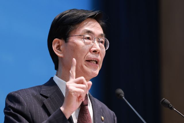 국민의힘 조경태 의원이 지난 8월 국회 소통관에서 국민의힘 윤민우 윤리위원장 사퇴와 윤리위 재구성, 한동훈 의원에 대한 제명 징계 철회 등을 촉구하고 있다. 연합뉴스