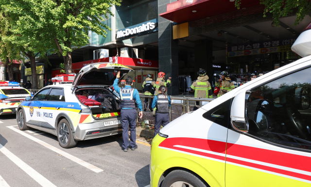 13일 묻지마 칼부림 사건이 발생한 인천 남동구 홈플러스 인천 구월점에 경찰들이 출동해 있다. 연합뉴스