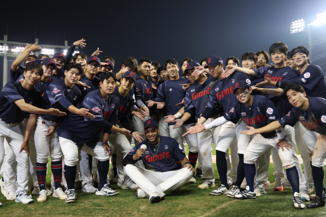12일 서울 잠실야구장에서 열린 프로야구 KBO리그 롯데와 두산의 시즌 마지막 경기에서 211 안타를 달성한 빅터 레이예스가 선수들과 함께 기념 촬영을 하고 있다. 연합뉴스