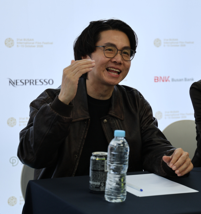 반종 감독(왼쪽부터)과 다위까 호네, 티티야 지라폰실프 배우가 <부산일보>와 신작 '인헤릿'에 대해 단독 인터뷰를 가졌다. 사진은 취재진 질문에 답하고 있는 반종 감독. 김동영 인턴기자