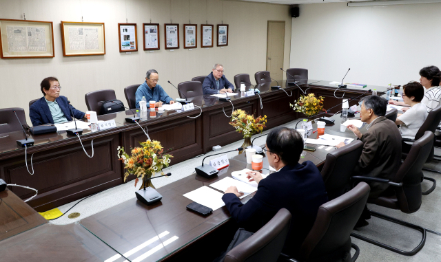제43회 요산김정한문학상 심사위원회의가 13일 오후 부산일보사 회의실에서 열렸다. 이날 회의에는 조갑상 조설가, 하상일 동의대 교수, 황국명 문학평론가, 정찬 소설가, 구모룡 문학평론가가 참가했다. 정종회 기자 jjh@