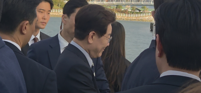 13일 오후 4시 40분께 이재명 대통령은 흑상어 ‘부캉이’를 보기 위해 부산 동구 북항 친수공원 수로를 방문했다. 박수빈 기자 bysue@