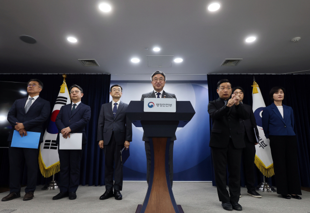 윤호중 행정안전부 장관이 13일 정부서울청사 본관 브리핑룸에서 2차 중앙행정기관 이전 세부계획을 발표하고 있다. 연합뉴스