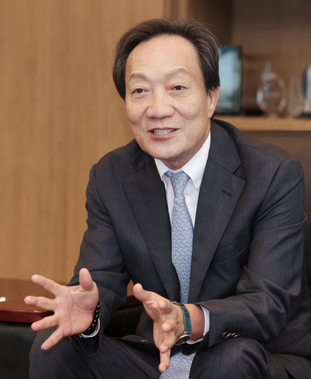 장인화 제8대 동반성장위원장이 13일 부산 사상구 화인베스틸 회장실에서 지역 기업인 위원장 선임의 의미와 앞으로의 계획을 말하고 있다. 정대현 기자 jhyun@