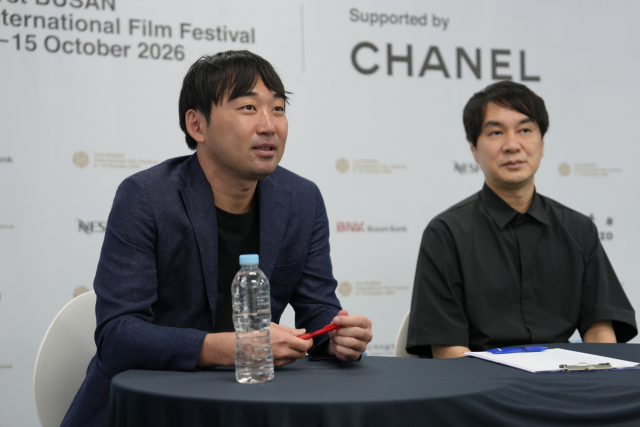 지난 13일 <부산일보>와 인터뷰 중인 나츠메 신고 감독(왼쪽부터)과 후쿠시 유이치로 프로듀서 모습. 최범준 인턴기자