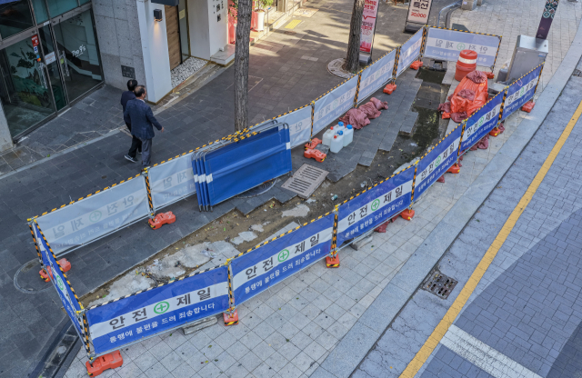 14일 부산 부산진구 서면문화로 일원에 수경시설 정비사업이 시작되어 실개천을 철거하고 있다. 김종진 기자 kjj1761@