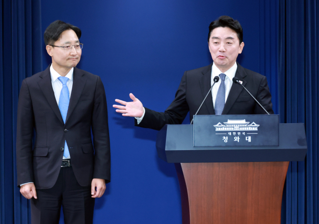 강훈식 대통령 비서실장이 14일 청와대 기자회견장에서 신임 비서실장으로 임명된 임광현 국세청장을 소개하고 있다. 연합뉴스