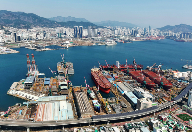 HJ중공업이 부산 영도조선소에서 정비를 마친 미 해군 군수지원함 'USNS 아멜리아 에어하트'. HJ중공업 제공