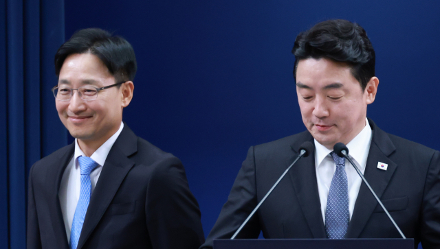 강훈식 대통령 비서실장이 14일 청와대 기자회견장에 신임 비서실장으로 임명된 임광현 국세청장과 입장하고 있다. 연합뉴스
