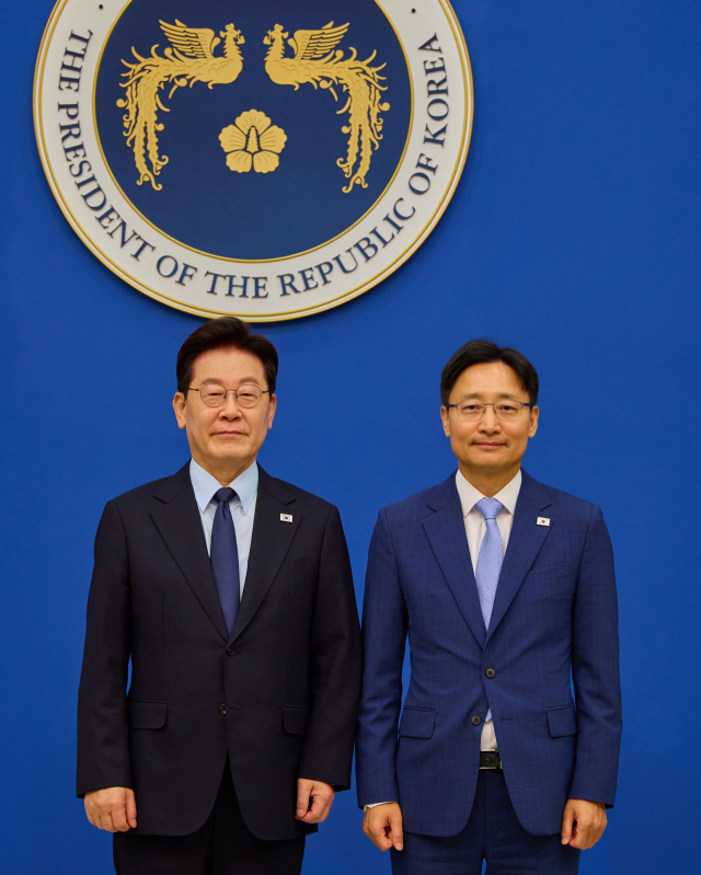 이재명 대통령이 15일 청와대에서 임광현 신임 비서실장에게 임명장을 전달한 뒤 기념촬영을 하고 있다. 연합뉴스