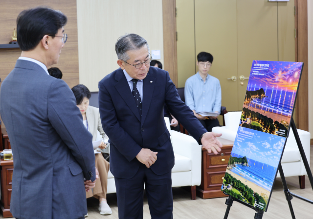 김준동(오른쪽) 한국남부발전 사장이 지난 14일 부산시청에서 전재수 부산시장과 면담을 갖고 ‘다대포 해상풍력 발전사업’에 대해 설명하고 있다. 남부발전 제공