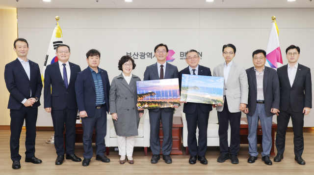 김준동(오른쪽 네 번째) 한국남부발전 김준동 사장이 지난 14일 부산시청에서 전재수(오른쪽 다섯 번째) 부산시장과 면담 후 관계자들과 기념촬영을 하고 있다. 남부발전 제공