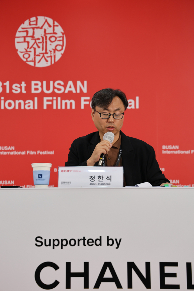15일 열린 제31회 부산국제영화제 결산 기자회견에서 정한석 집행위원장이 발언하고 있다. 김동영 인턴기자