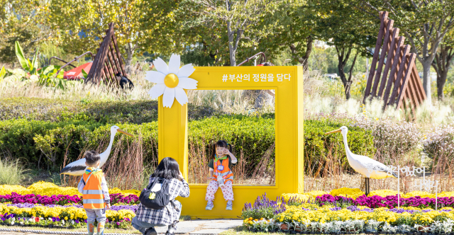 15일 부산 사상구 삼락생태공원 연꽃단지 일원에서 ‘2026년 부산 가든쇼’가 열려 어린이들이 기념촬영을 하고 있다. 이원준 기자 lwj@
