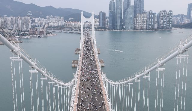 지난해 열린 부산일보 주최 ‘2025 성우하이텍 부산바다마라톤’ 대회. 참가자들이 가을 날씨 속에 광안대교를 달리고 있다. 이재찬 기자 chan@