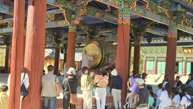 운문사 학인 스님들이 법고를 치고 있는 모습.