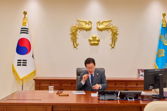 이재명 대통령이 지난해 10월 20일 당시 용산 대통령실에서 업무 중 휴대전화를 보는 모습. 사진 출처는 이재명 대통령 인스타그램