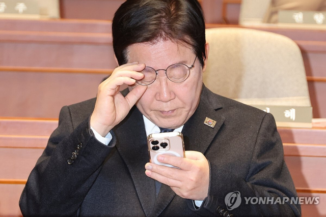 2024년 12월 27일 당시 더불어민주당 대표였던 이재명 대통령이 국회에서 스마트폰을 보고 있다. 연합뉴스