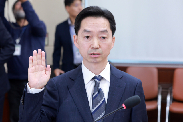김지용 초대 중대범죄수사청장 후보자가 14일 국회 행정안전위원회에서 열린 인사청문회에서 선서하고 있다. 연합뉴스