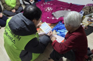 한국에너지공단 관계자가 에너지바우처 수급세대를 방문해 ‘에너지바우처 등유·LPG 확대 지원 사업’을 설명하고 있는 모습. 부산일보DB