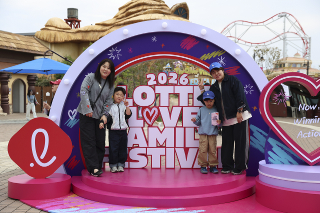 지난 16일 처음으로 롯데월드 어드벤처 부산에서 열린 ‘롯데 러브 패밀리 페스티벌’을 찾은 롯데그룹 임직원과 가족들이 다채로운 이벤트와 공연을 관람하며 행사를 즐기고 있다. 롯데지주 제공