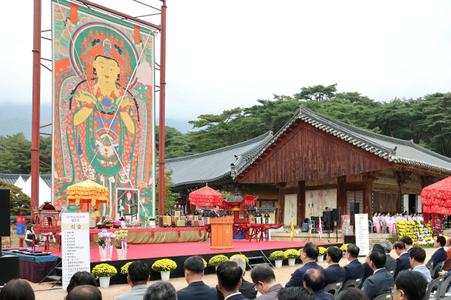 박완수 경남지사와 나동연 양산시장이 19일 영축총림 통도사에서 열린 ‘개산 1381주년 개산대재 법요식’에 참석해 통도사의 창건을 기념하고 불자 등과 소통했다. 양산시 제공