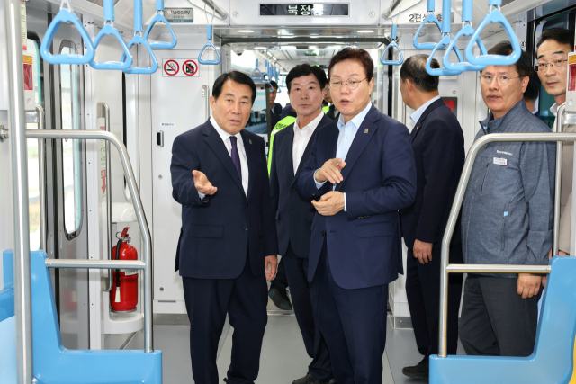 나동연 양산시장이 19일 양산선에 탑승한 뒤 박완수 지사에게 운행 상황과 안전성 등을 설명하고 있다. 양산시 제공