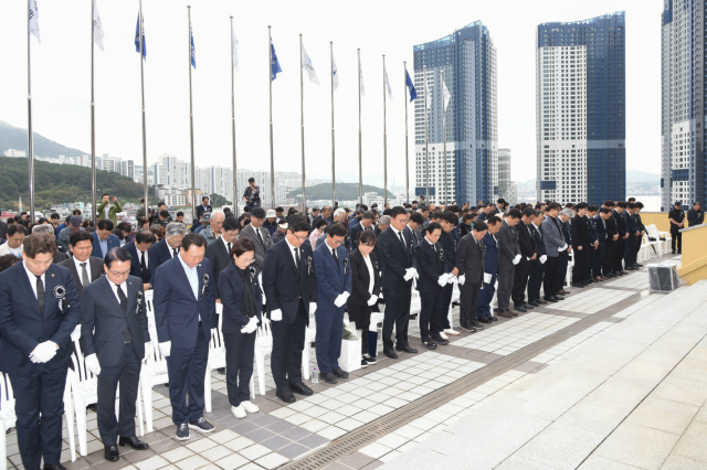 ‘제48회 순직선원 위패봉안 및 합동위령제’가 19일 오전 11시 부산 영도구 동삼동 순직선원위령탑에서 거행됐다. 선원노련 제공