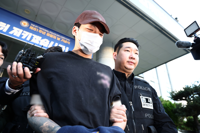 장모 살인 및 아내 납치사건 피의자 김성우가 20일 서울 송파경찰서에서 공소청으로 송치되고 있다. 김성우는 지난 11일 오전 5시 38분께 송파구 처가를 찾아가 50대 장모를 흉기로 찌르고, 아내를 차량에 태워 납치한 혐의를 받는다. 연합뉴스